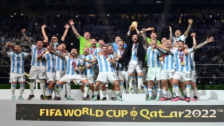 המונים חוגגים בארגנטינה, מסי הניף את גביע העולם