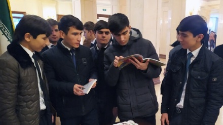 استقبال شهروندان تاجیک از غرفه ایران در نمایشگاه کتاب شهر دوشنبه