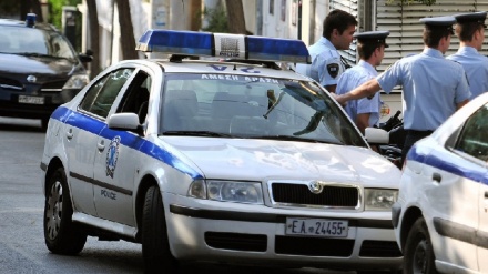 Grecia, bruciata l'auto di una diplomatica italiana 