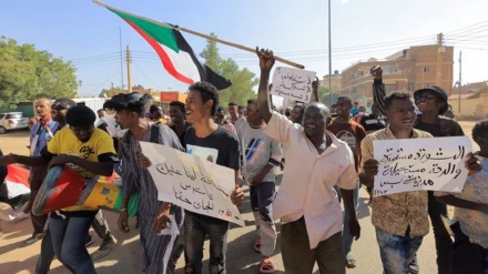 Sudan, migliaia in protesta contro accordo tra golpisti e opposizione 