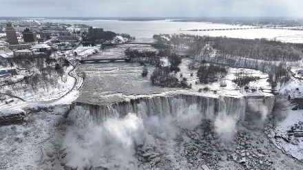 世界3大瀑布ナイアガラの滝が凍結、大寒波で