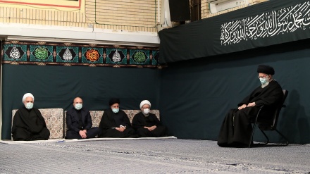 Kiongozi Muadhamu ahudhuria maombolezo ya kumbukumbu ya kufa shahidi Bibi Fatima (SA)