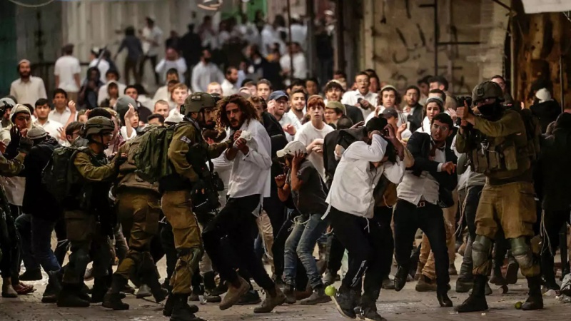 הפורעים מתחממים על הקווים