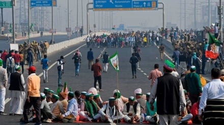 India, gli agricoltori tornano in piazza, oltre 100mila a Delhi