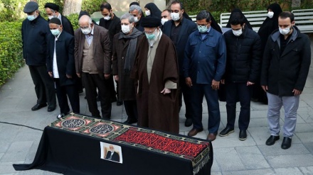 Lutja e liderit të revolucionit mbi trupin e mikut të vjetër të revolucionit 