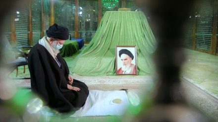 伊朗最高领袖前往伊朗伊斯兰革命奠基人伊玛目·霍梅尼陵