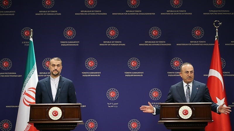 Menlu RII Hossein Amir Abdollahian (kiri) dan Menlu Turki Mevlut Cavusoglu.