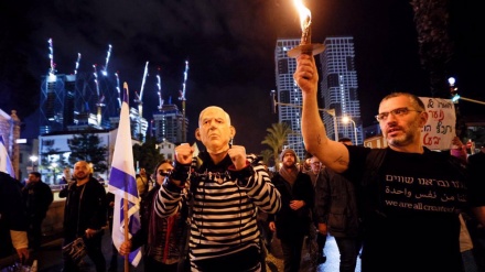 'Abbattete il dittatore', hanno gridato in migliaia contro Netanyahu