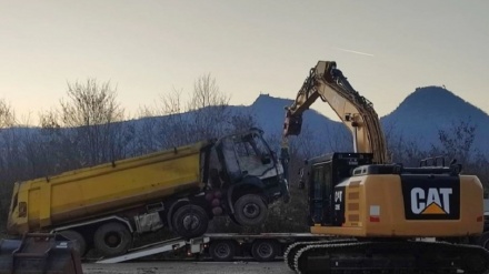 Policia thotë se KFOR-i do t’i largojë kamionët e dëmtuar në veri