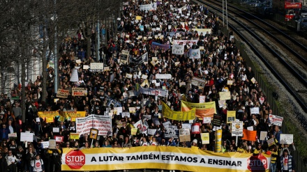 Tens of thousands of Portuguese teachers take to streets in Lisbon to demand better pay