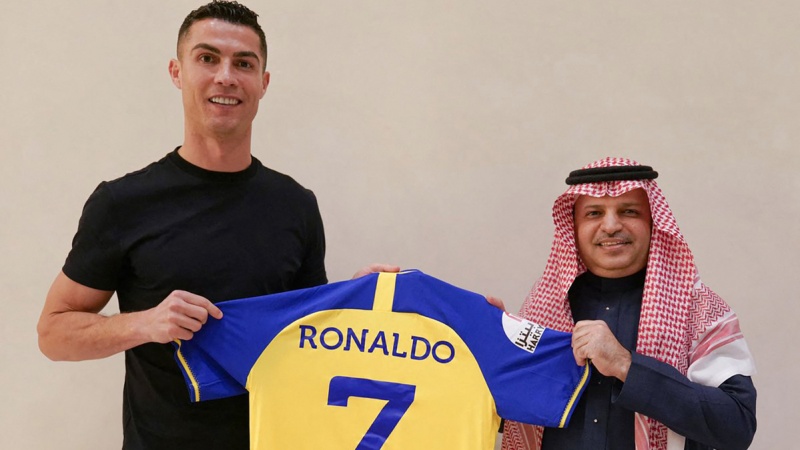 官宣！37岁C罗正式加盟沙特球队利雅得胜利：签约至2025年，年薪超2亿美元