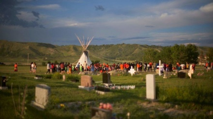 カナダの先住民寄宿学校跡地で、新たに無記名の墓を発見