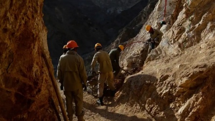 نجات یکی از معدنچیان زیر آوار مانده در بدخشان