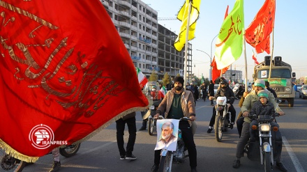 Marchers commemorate martyr Soleimani in Jamkaran Mosque