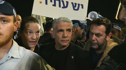 לפיד בהפגנה: אנשים באו הנה כדי להגן על הדמוקרטיה