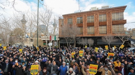 Usai Salat Jumat, Warga Iran Demo Kecam Charlie Hebdo (1)