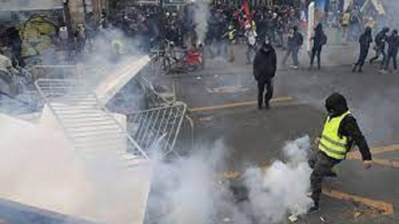 Francia, di nuovo in piazza contro la riforma delle pensioni