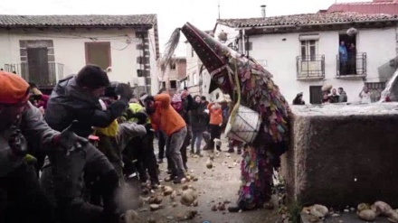 スペインで最も奇妙な祭礼；カブ投げ祭り「ハランプラ」