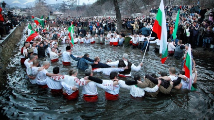 Vallëzimi tradicional i burrave në Bullgari në lumin e akullt