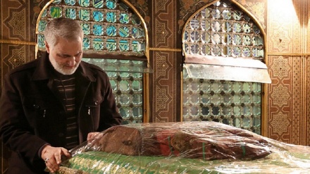 (VIDEO) Martire Soleimani nel mausoleo Imam Hadi (as)