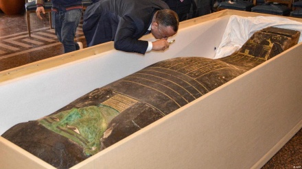 盗難の古代エジプト木棺のふた、米から返還