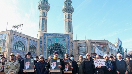 Usai Salat Jumat, Warga Iran Demo Kecam Charlie Hebdo (3)