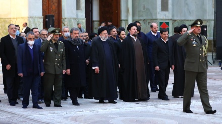 Presiden Iran dan Anggota Kabinet Ziarahi Makam Imam Khomeini ra (1)