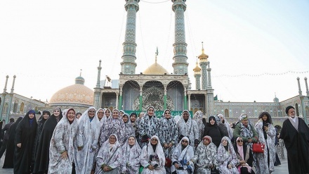 Peserta Kongres Perempuan Berpengaruh Ziarah ke Qom (2)