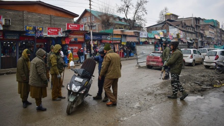 कश्मीर में बुरे हालात और ख़स्ताहाल इकानामी से परेशान नागरिक नए टैक्स के एलान से आक्रोश में
