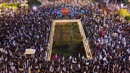 הקהל בהפגנה נגד ההפיכה המשפטית שרק בוז ליצחק הרצוג