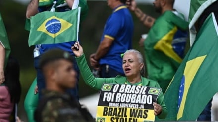 Brasile: sostenitori di Bolsonaro assaltano area Congresso