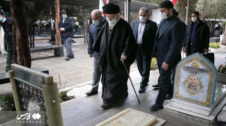 Lideri suprem i Revolucionit Islamik bënë vizitë në mauzoleun e Imam Khomejnit (ra) dhe në varrezat e dëshmorëve