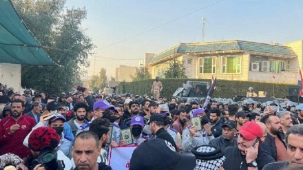 Iraklılar İsveç büyükelçiliği önünde Kuran-ı kerim'e saygısızlığı kınadılar