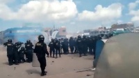 秘鲁普诺机场抗议者与警察发生冲突