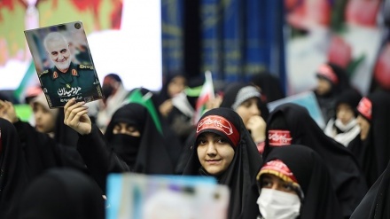 Ribuan Remaja Putri Tehran Hadiri Haul Syahid Soleimani (2)