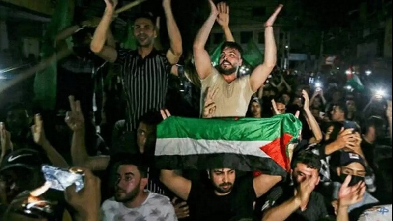 Палестинцы празднуют успех операции в Кудсе
