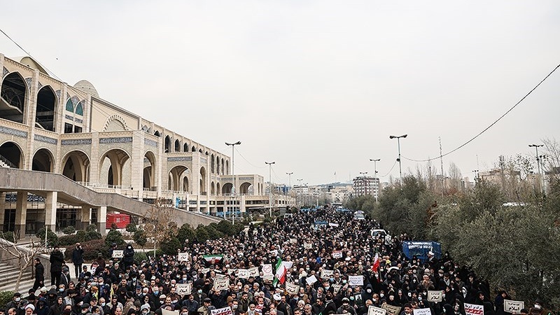 Jemaah Salat Jumat Kota Tehran demonstrasi mengecam pelecehan al-Quran, Jumat (27/1/2023).
