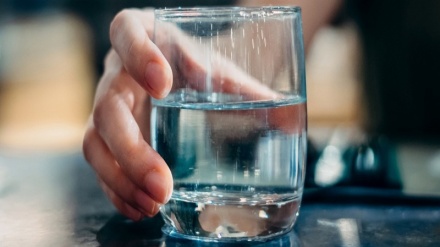 Bere poca acqua riduce l’aspettativa di vita e accelera l’invecchiamento