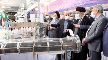 Ajetollah Khamenei viziton ekspozitën e arritjeve industriale të Iranit