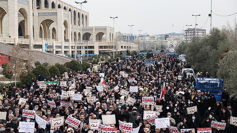 Jemaah Salat Jumat Kota Tehran demonstrasi mengecam pelecehan al-Quran, Jumat (27/1/2023).