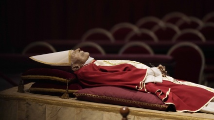 Ceremoni për të shprehur nderime ndaj arkiviolit të ish-Papës Benedikti 16-të