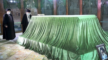 Menjelang Dah-e Fajr, Rahbar Ziarah ke Makam Imam Khomeini ra