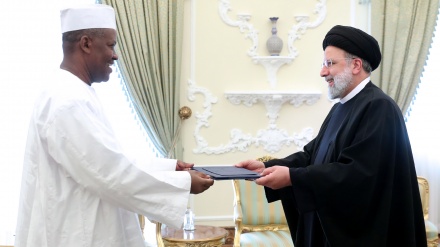 Dubes Mali Serahkan Surat Kepercayaan kepada Presiden Iran