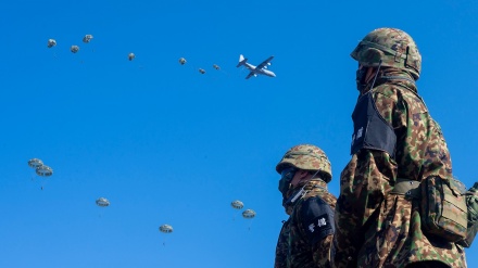 陸上自衛隊の「降下訓練始め」、英･豪州軍が初参加