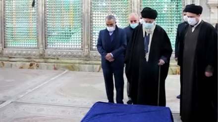 (FOTO) Decade Fajr, l'ayatollah Khamenei al mausoleo dell'Imam Khomeini