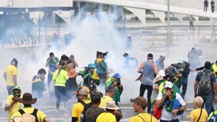 1000s of Bolsonaro's supporters raid Brazil Congress, surround presidential palace