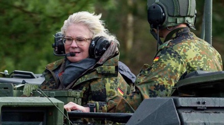 Bundesverteidigungsministerin tritt nach Fehlerserie zurück