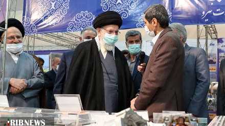 Iran, Ayatollah Khamenei alla mostra della produzione interna + FOTO