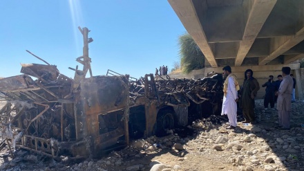 巴基斯坦一客车坠入深沟后起火致至少40人丧生