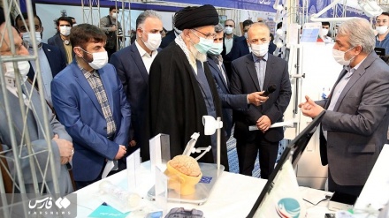 Ayatollah Khamenei visits exhibition of Iran’s industrial achievements